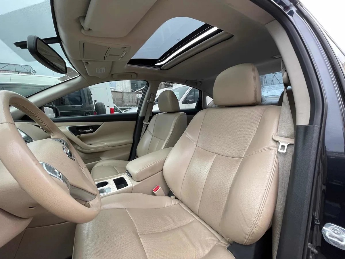 
								Nissan altima advance at full									