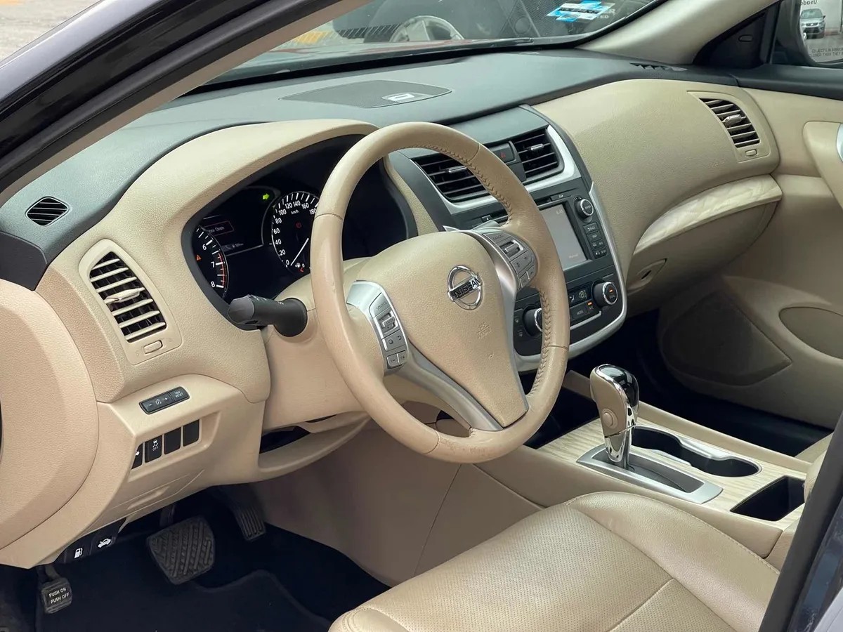 
								Nissan altima advance at full									
