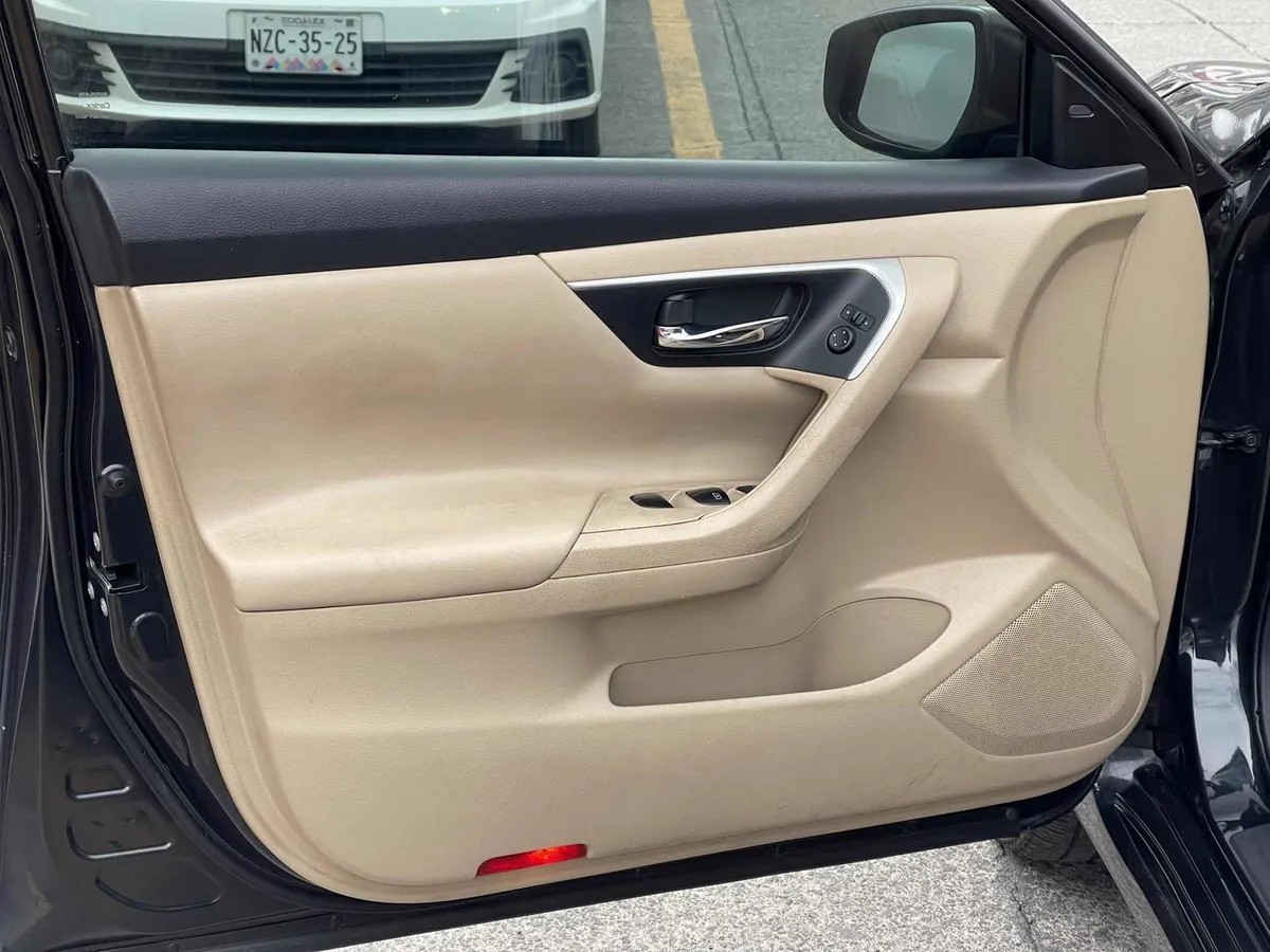 
								Nissan altima advance at full									