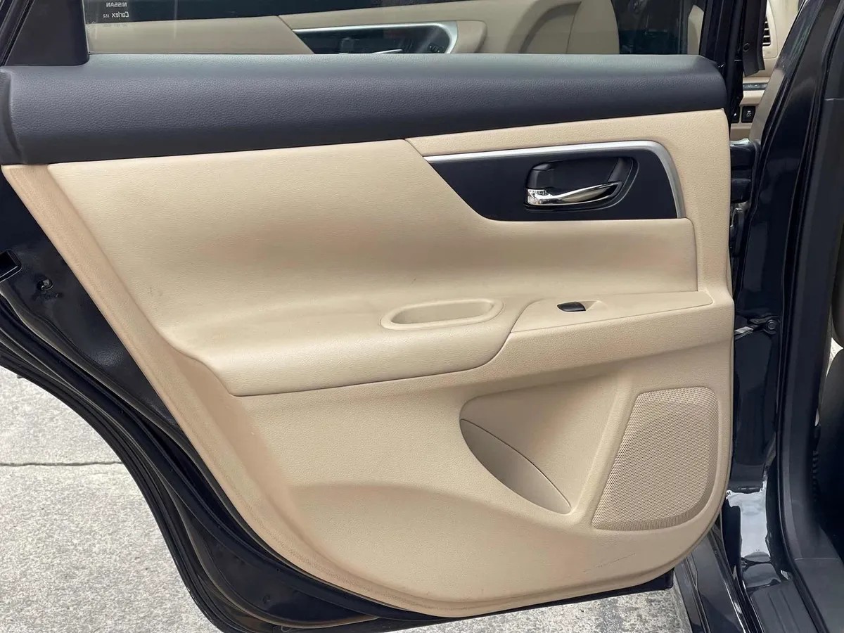 
								Nissan altima advance at full									