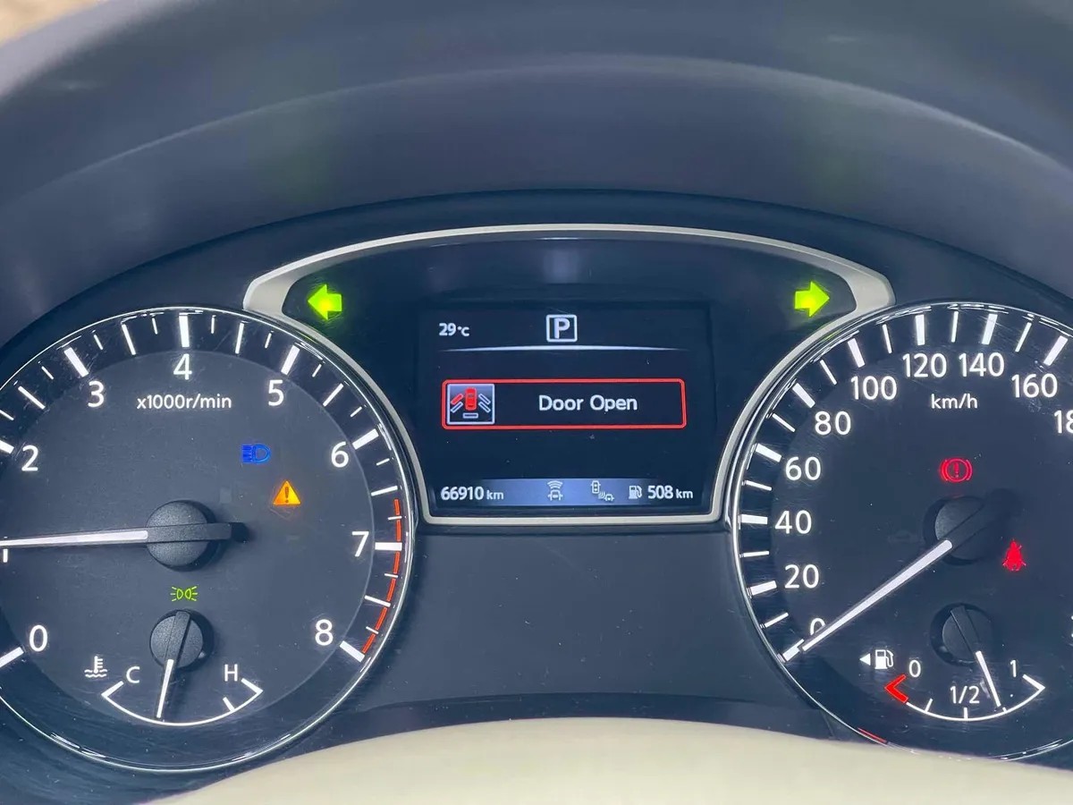 
								Nissan altima advance at full									