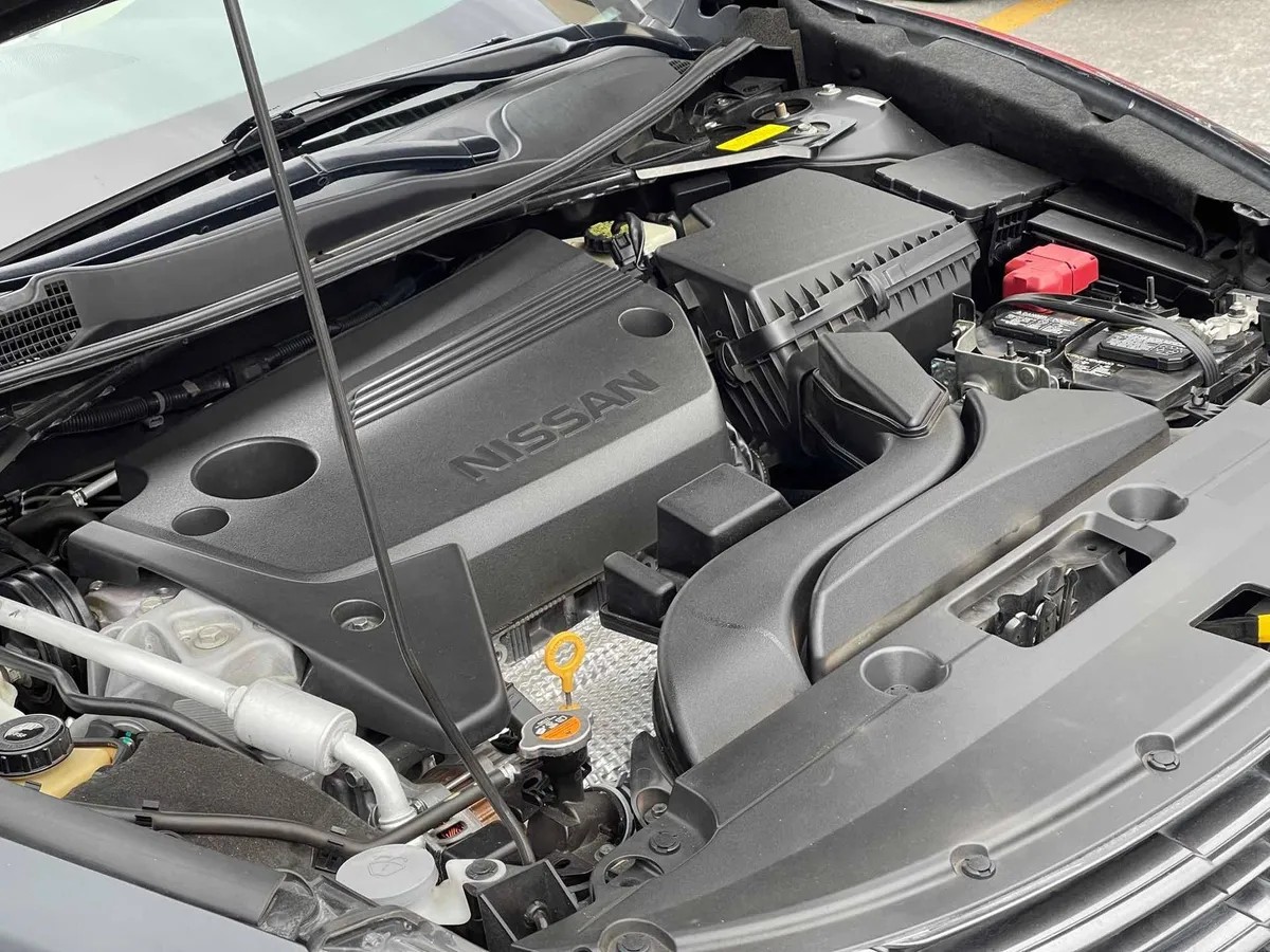 
								Nissan altima advance at full									