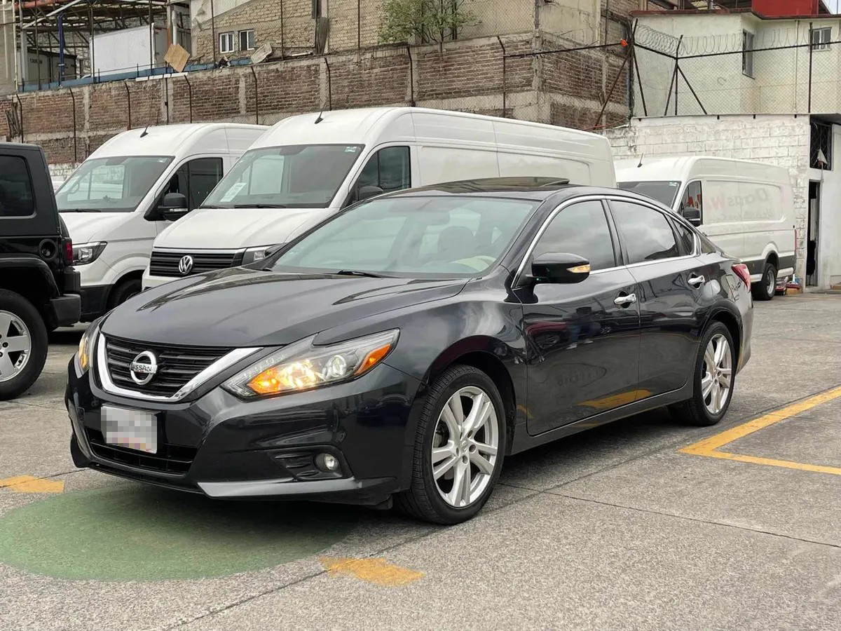 
								Nissan altima advance at full									