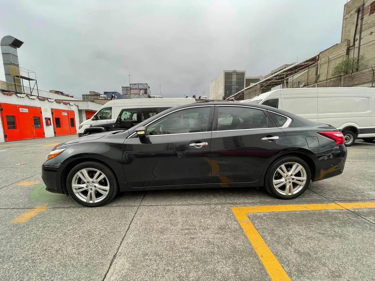 
								Nissan altima advance at full									