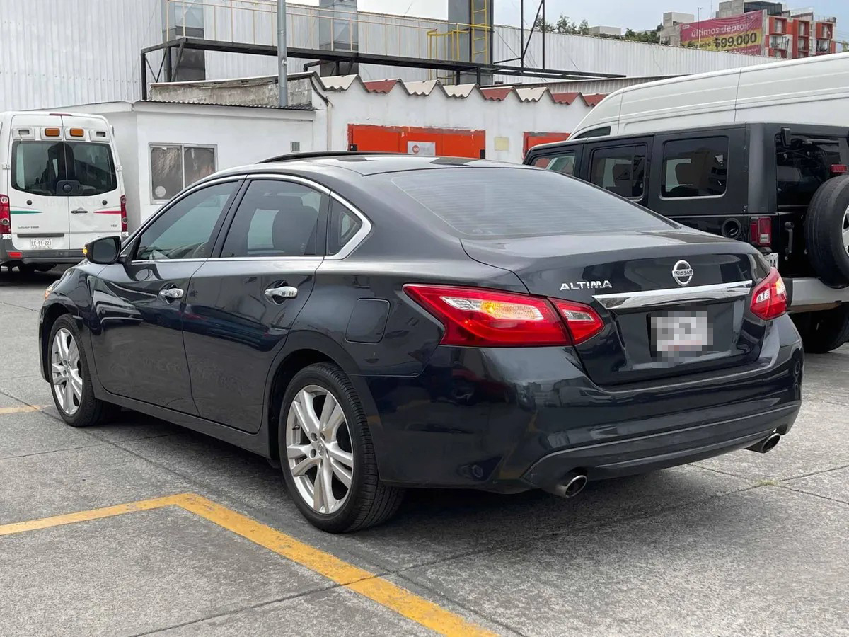 
								Nissan altima advance at full									
