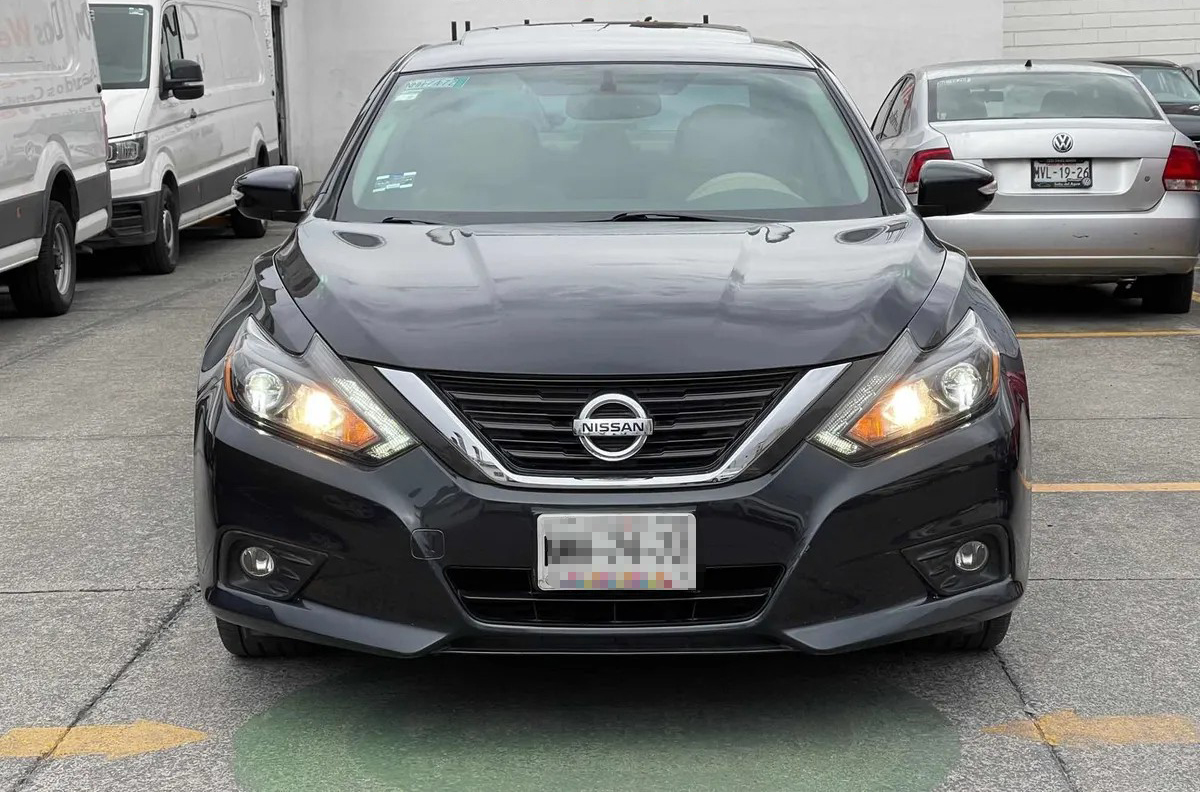 
								Nissan altima advance at full									