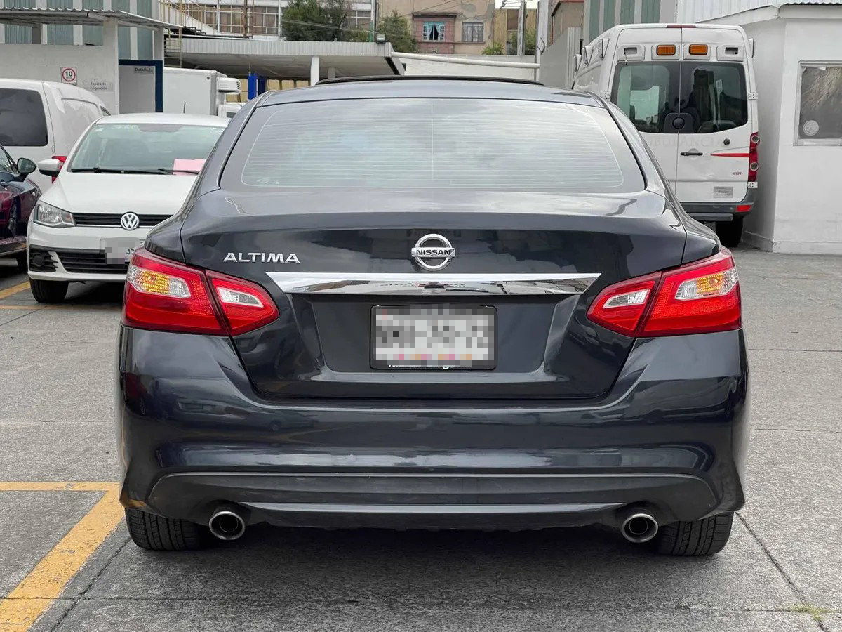 
								Nissan altima advance at full									