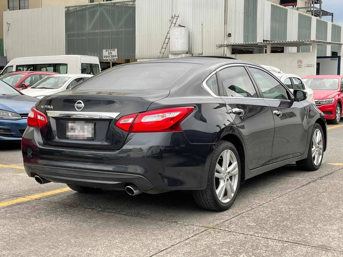 
								Nissan altima advance at full									