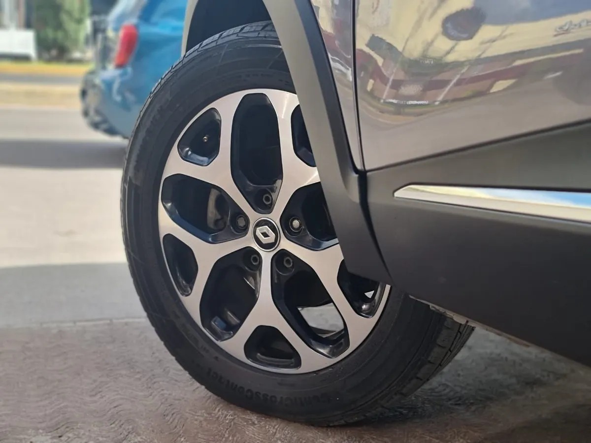 
								renault captur at bose full									