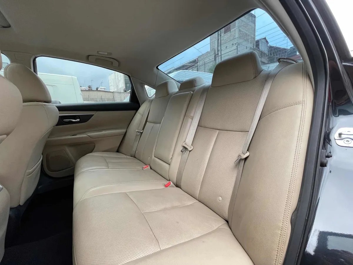 
								Nissan altima advance at full									